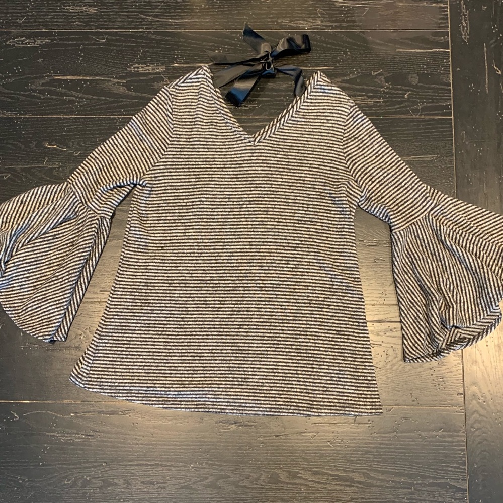 Amy Byer Black & Gray V-Neck Top with Bell Sleeves